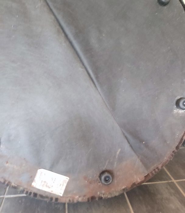 Puff circular em tecido com estrutura de madeira tipo sofá