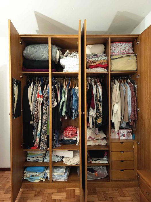 Roupeiro em madeira c/ 4 portas