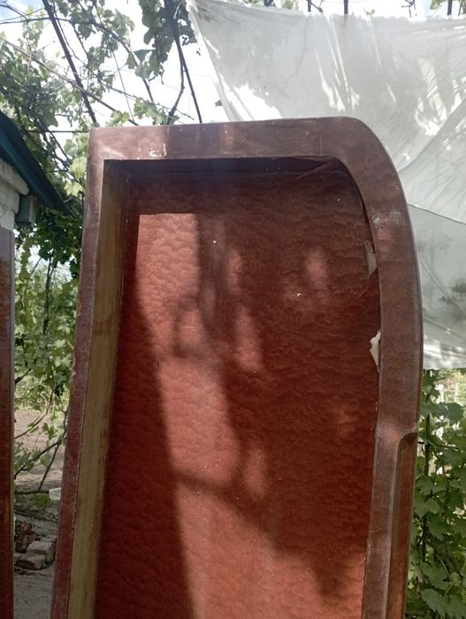 Гардероб  трёхдверный  бока шкафа овальные , размер стандарт.