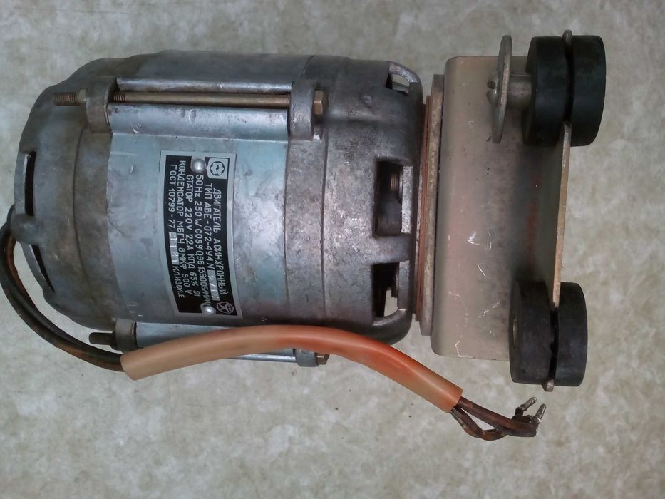 Електро двигун 220в .