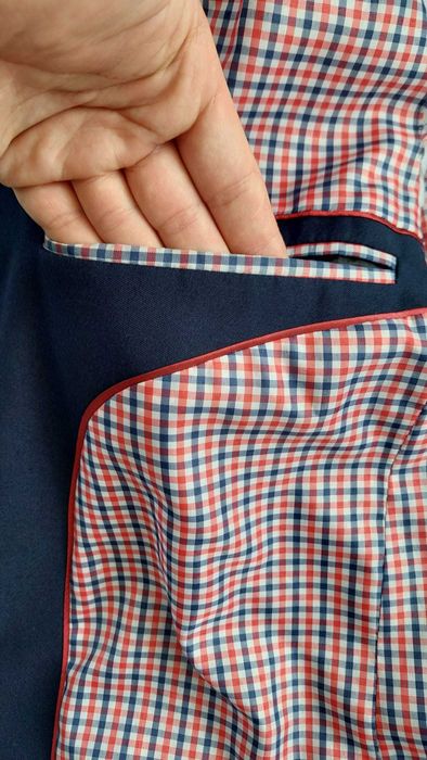 Elegancki granatowy garnitur z czerwonymi wstawkami