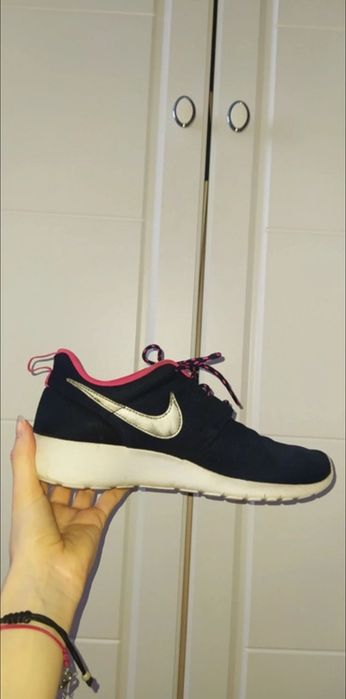 Granatowe z różowymi elementami nike roshe run, wysoka podeszwa