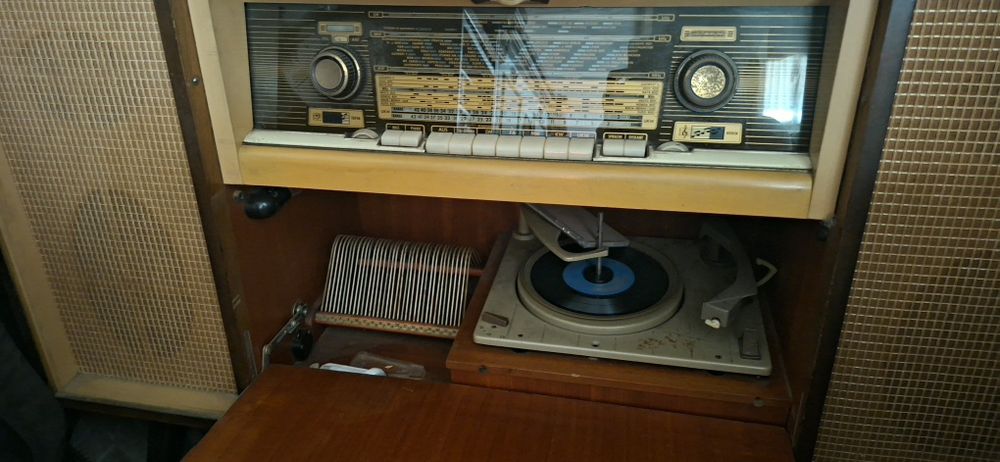 Móvel  com Rádio e Giradiscos Schaublorenz , em bom estado de conservação