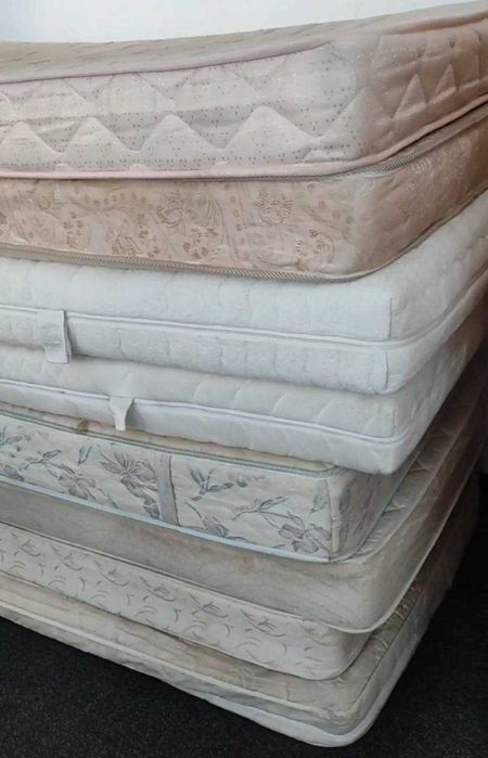 Вживані двоярусні ліжка з матрацами на продаж недорого.