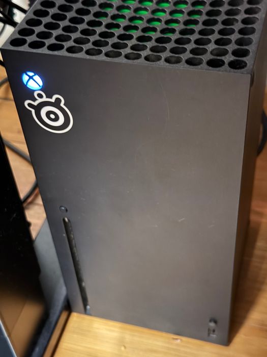 Xbox series x z dwoma oryginalnymi padami.