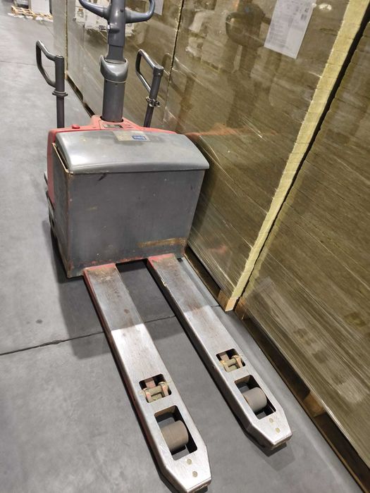 2 Porta-paletes elétricos NICHIYU 2000 kg com plataforma + carregador