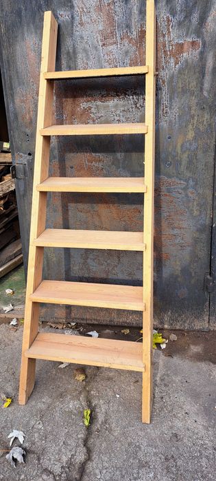 Лестница деревянная новая с врезными ступенями для гаража, подвала