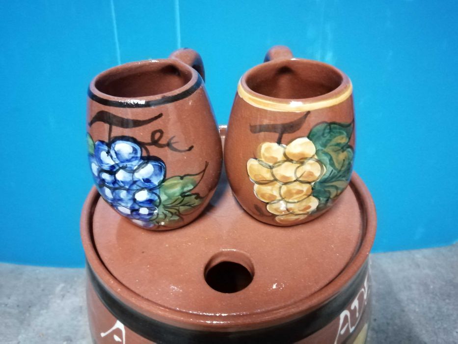 Pipa de barro com 2 canecas