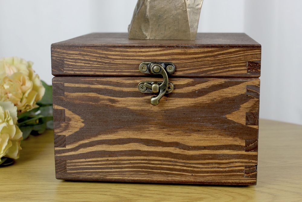 Chihuahua długowłosy urna na skrzynce brązowa Art-Dog