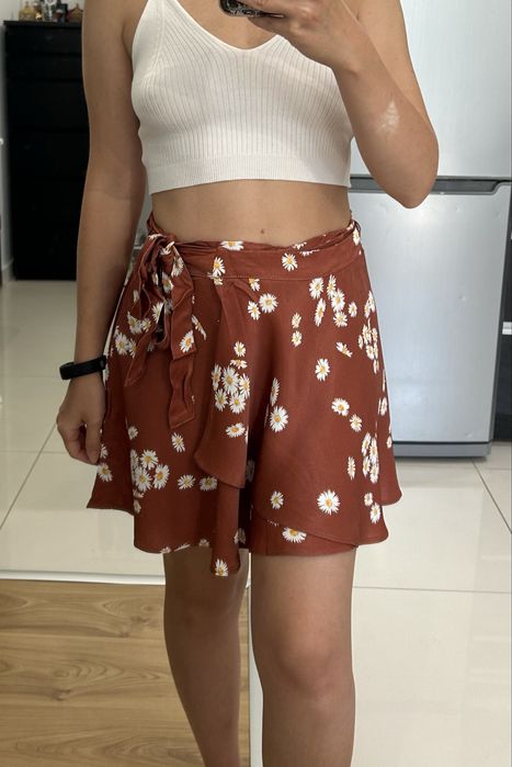 Brązowa mini spódnica kopertowa z wiązaniem w kwiatki Bershka