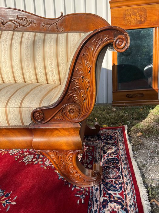 Stara sofa w stylu Biedermeier .