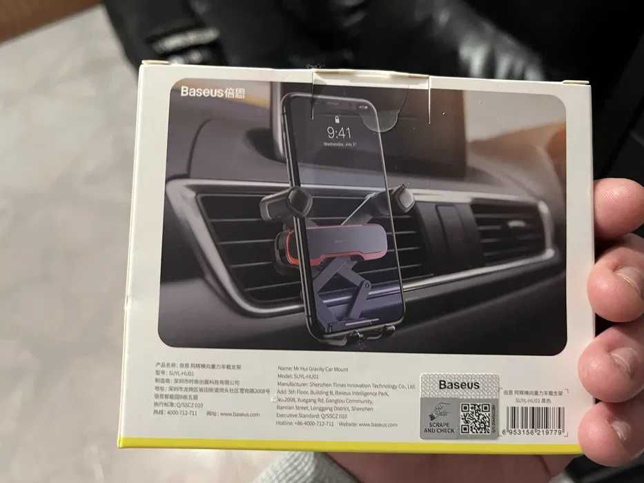 Suporte de telemóvel da marca Baseus para carro