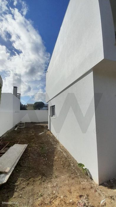Moradia moderna T4 em Manique na fase final de construção com Piscina