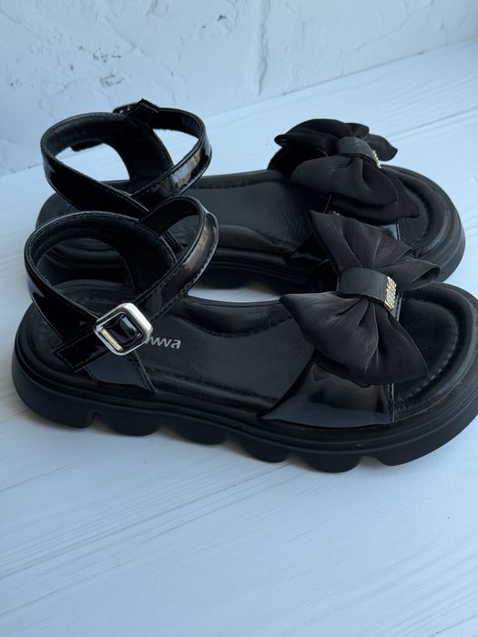 Босоніжки на дівчинку