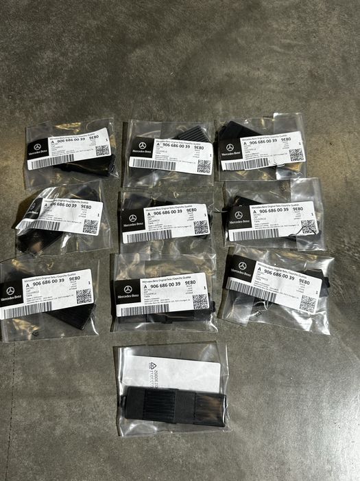 Заглушка клипса планки задніх дверей Спрінтер Sprinter W906 крафтер