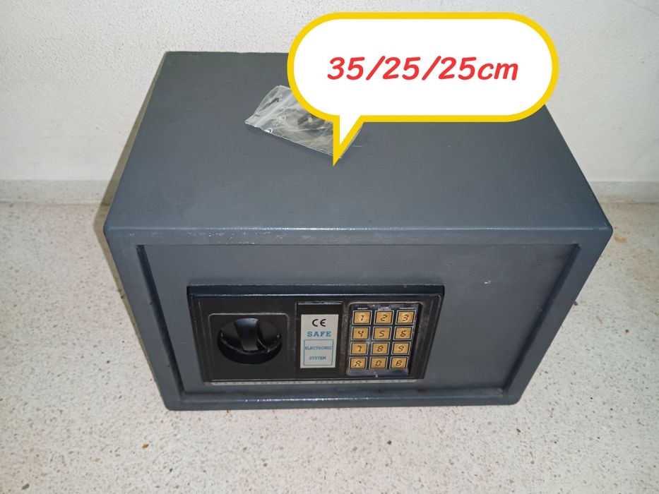 Cofre de segurança eletrónico/digital de encastrar ou fixar, construído em aço de cor cinzenta escura:  
​Dimensões: 35 \25 \ 25cm