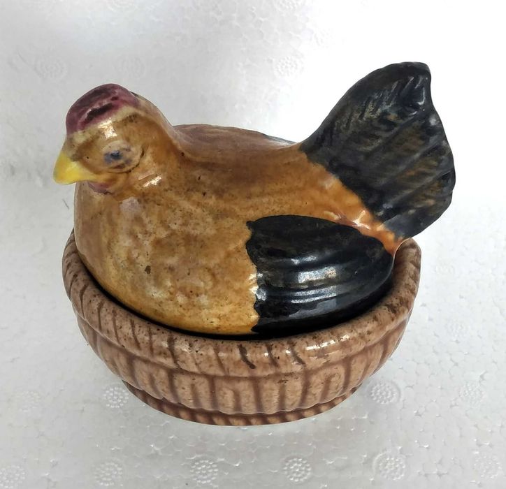 Small Chicken-shaped Tin Box in Caldas da Rainha Faience with Mark