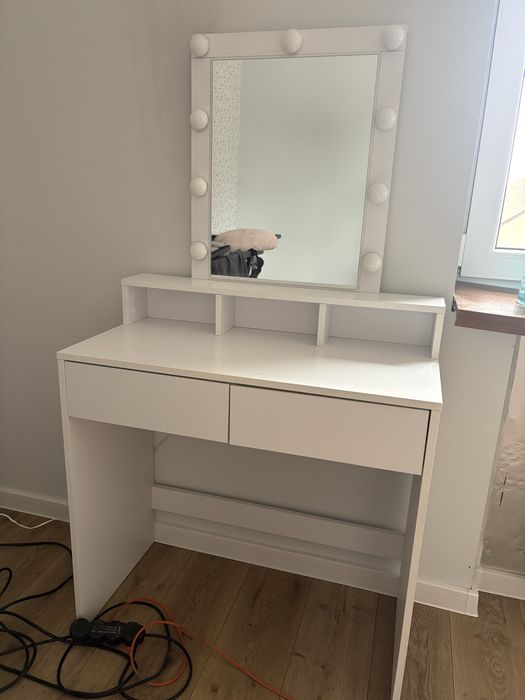 Toaletka biala z oswietleniem