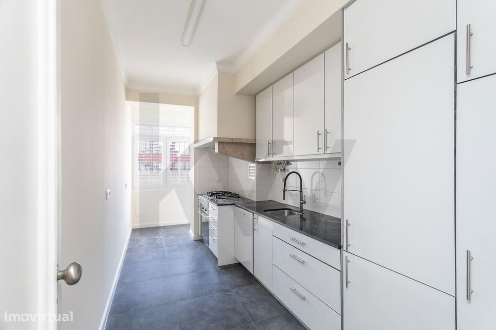 T2 renovado com varanda na Estrela | 2.300€/mês