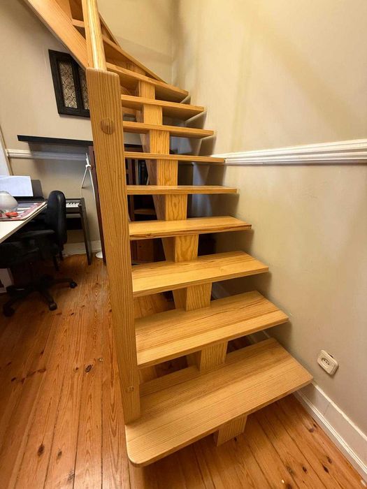 Escada interior em pinho nacional maciço e inox