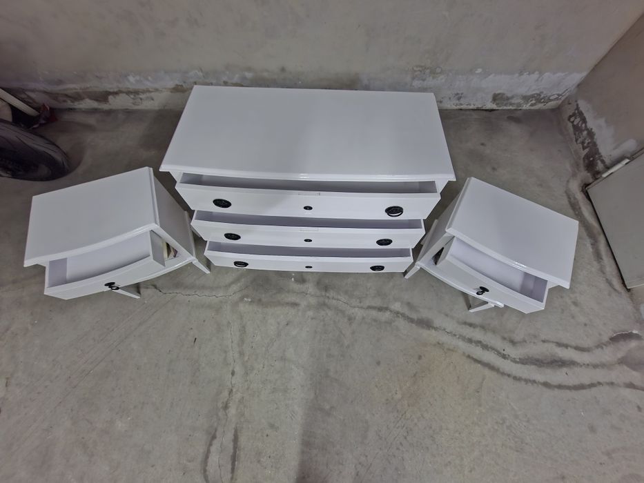 Cómoda e mesinhas de cabeceira restauradas