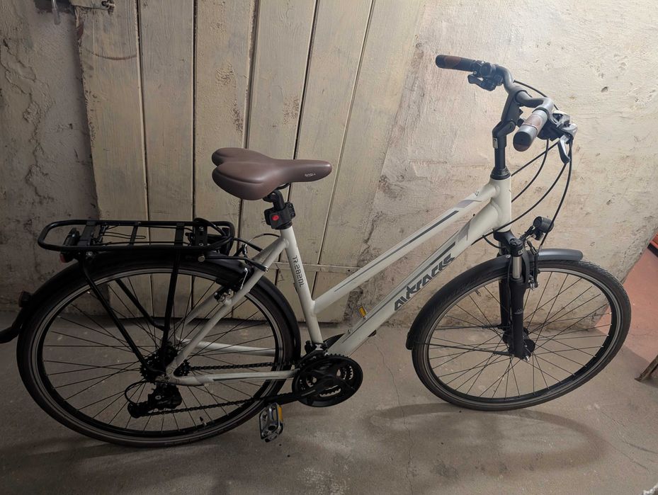 rower trekkingowy damski biały brązowe siedzisko bagażnik