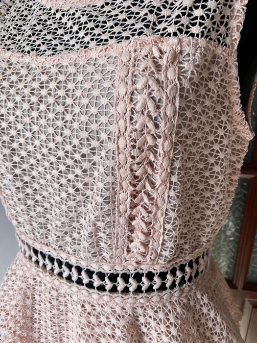 Ażurowa sukienka z falbanami