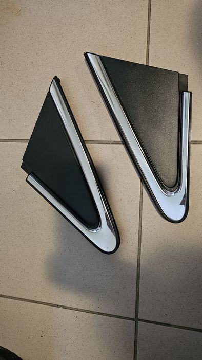 Trójkąty,rożki, zaślepki do drzwi toyota avensis T27 2009