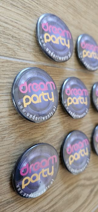 Zestaw nowych przypinek 8sztuk dream party under twenty