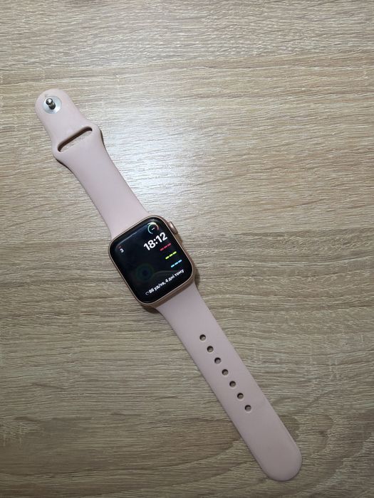 Apple Watch SE 40 мм рожевий