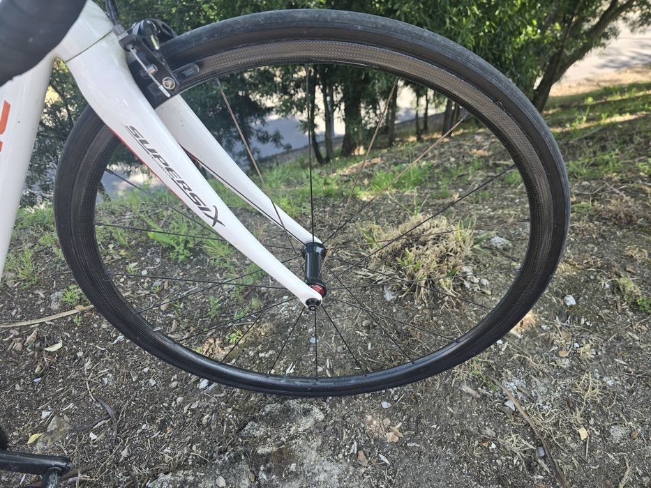 Cannondale com sram red axs e rodas carbono