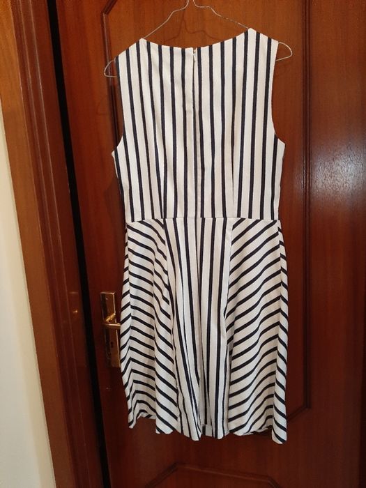 Vestido KOOKAI com riscas diferentes. Original e bonito.