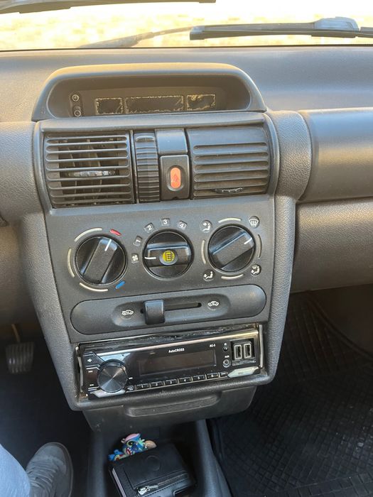 Opel corsa B -96 — photo 4