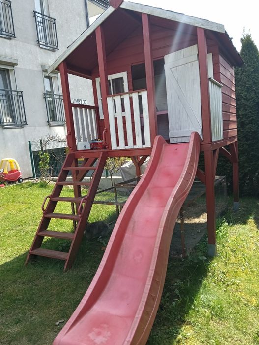 Domek ogrodowy że zjeżdżalnia