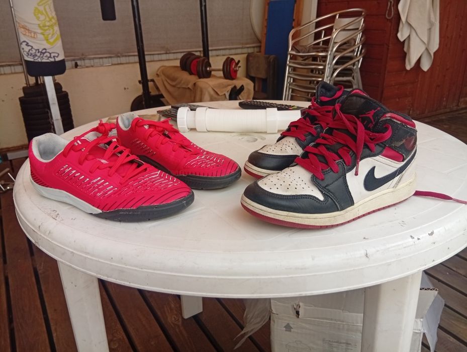 Tênis marca Nike e kipsta