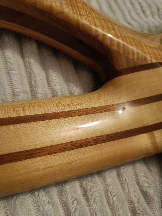 Baixo 5 cordas H.B. BZ-5000 Deluxe