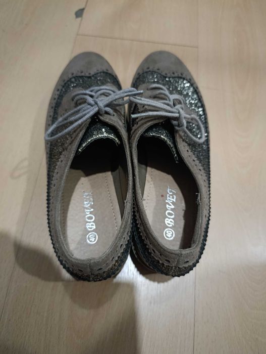 Sapatos brilhantes femininos