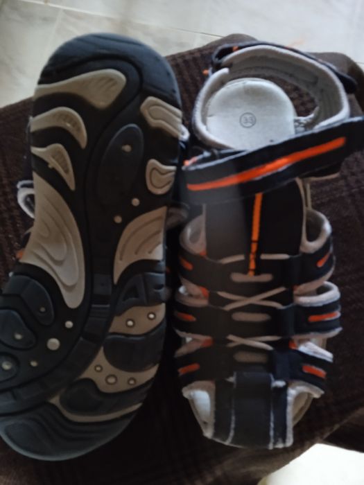 Roupa e calçado de criança