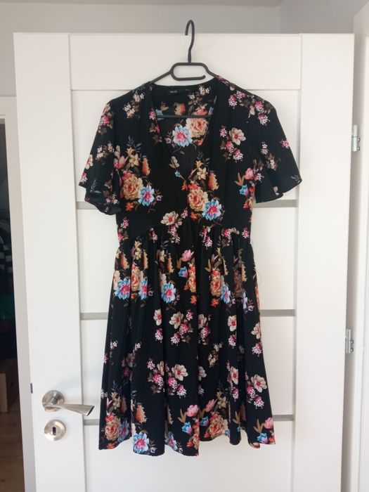 Sukienka S 36 kwiaty czarna mini