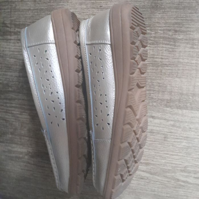 Buty złote mokasyny