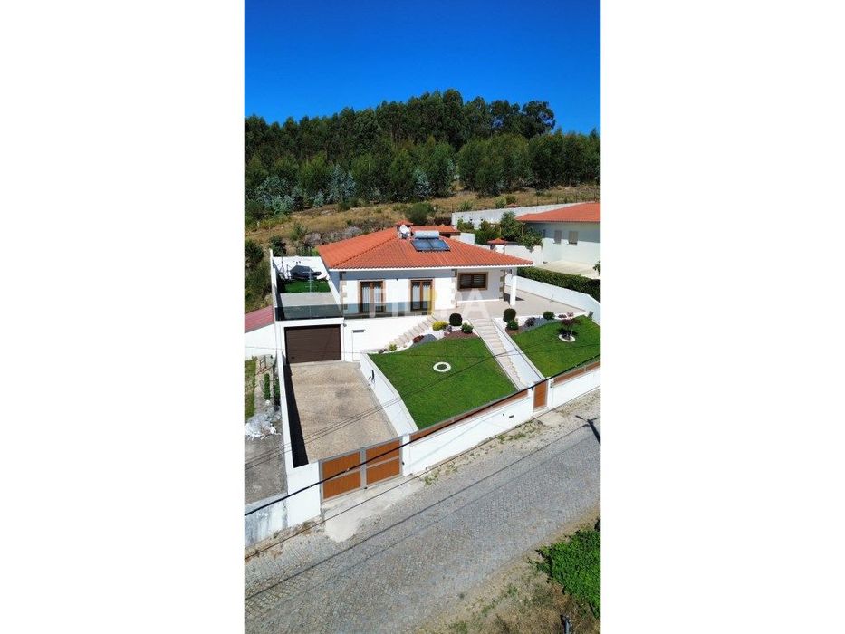 Moradia V4 de 4 frentes em Croca, Penafiel