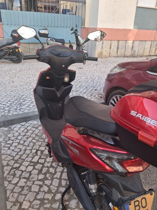 Mota semi nova pouco tempo de uso