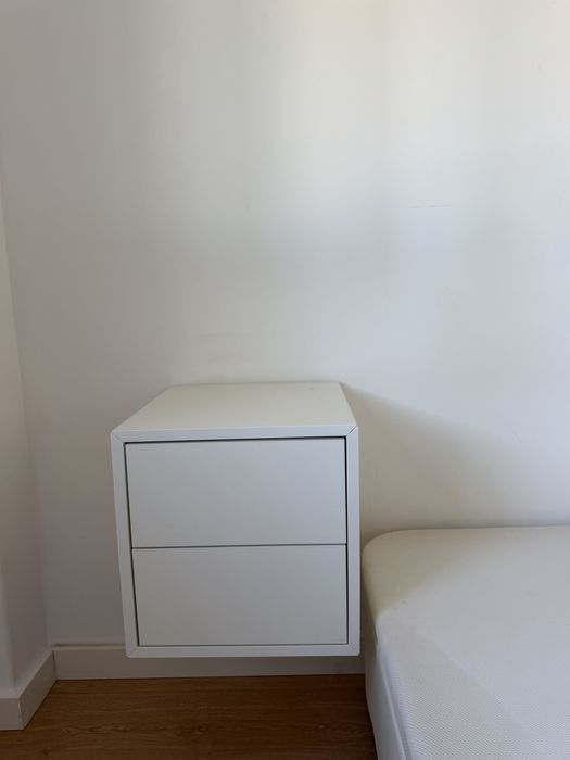 Sommier IKEA 140x200 com arrumação + 2 mesas de cabeceira