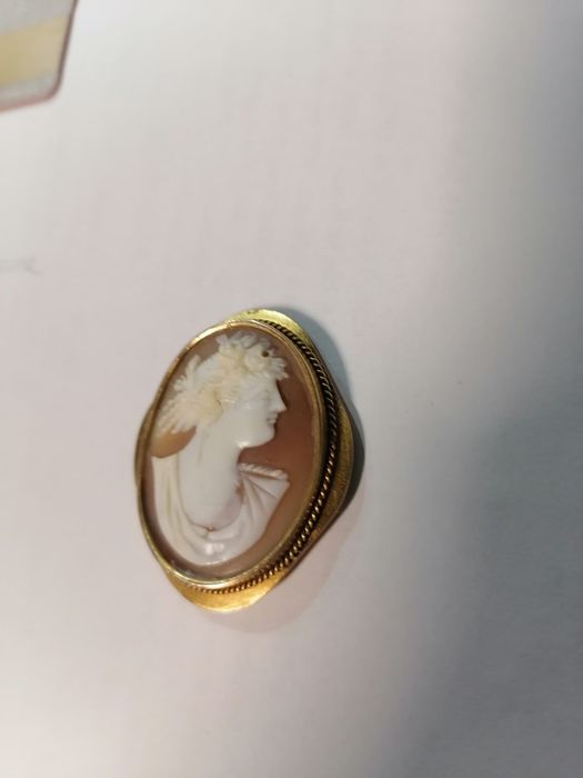 Золота брошка Камея