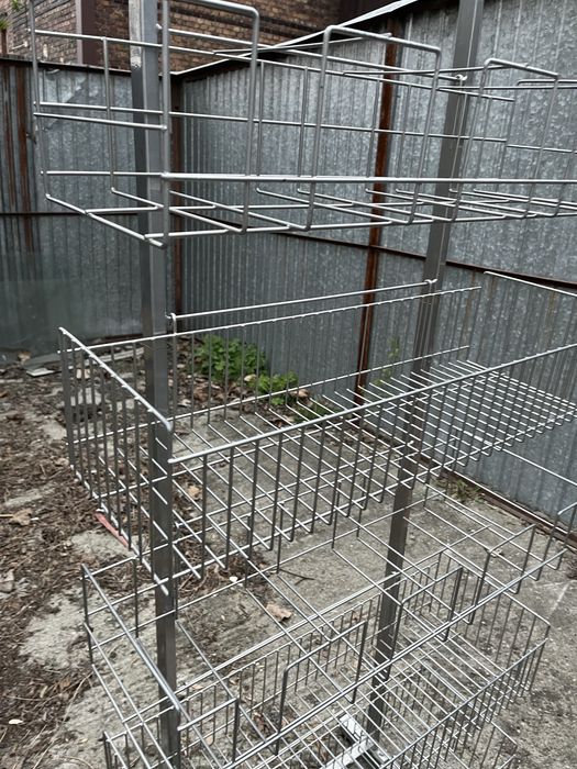 Półka metalowa z koszykami