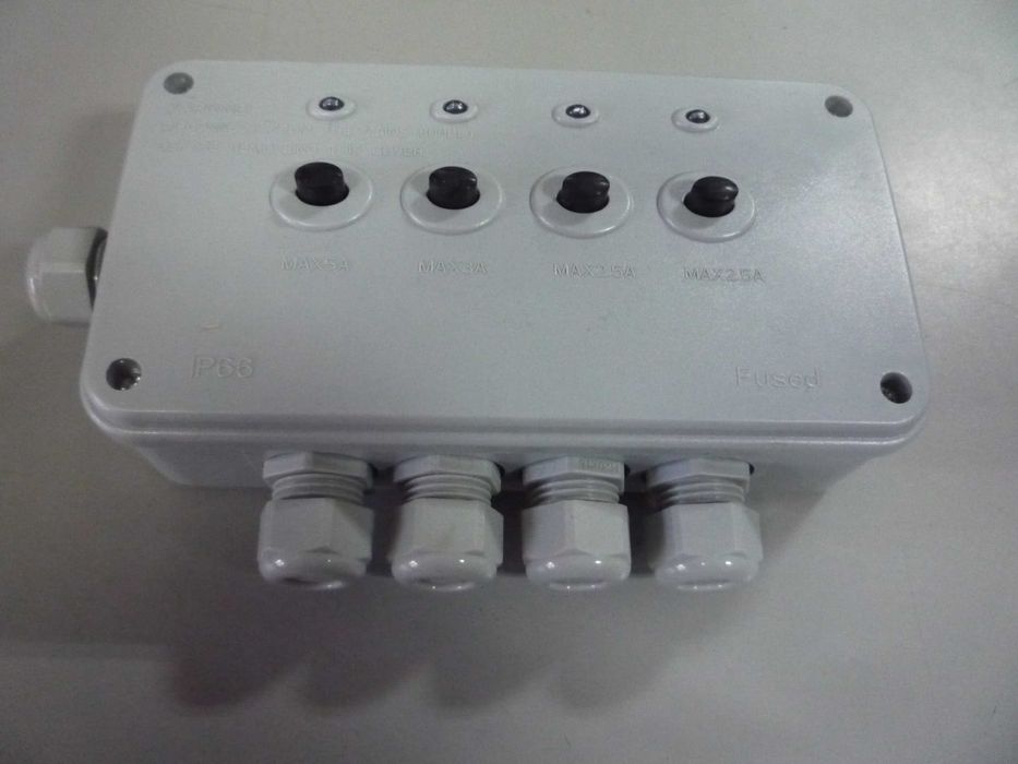 Gniazdko z przełącznikiem + Rozdzielnia hermetyczna  wtyki UK
