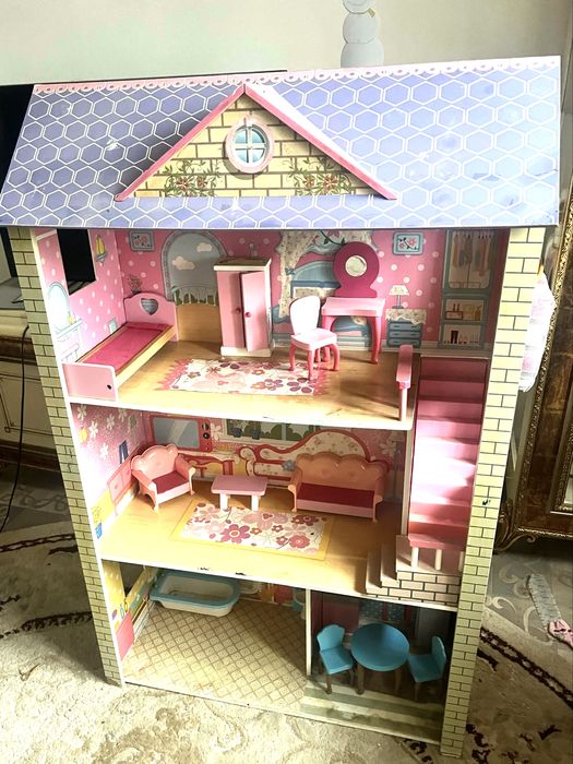 Кукольный деревянный домик с мебелью