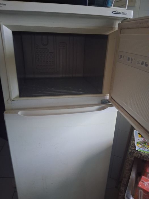Frigorífico Com congelador