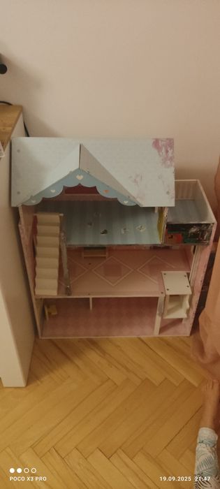 Drewniany domek dla lalek