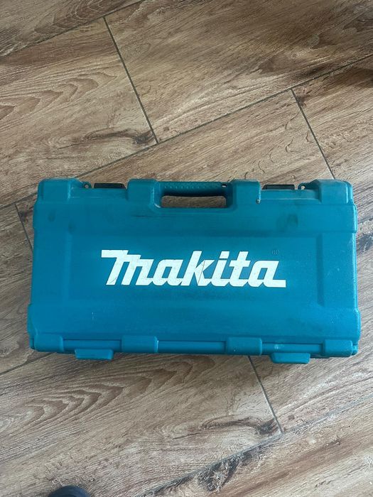 Piła szablasta Makita DJR186 + walizka
W zestawie:
piła sz